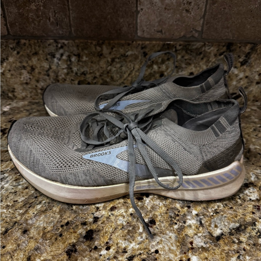 Brooks bedlum women’s Gray Running Shoes